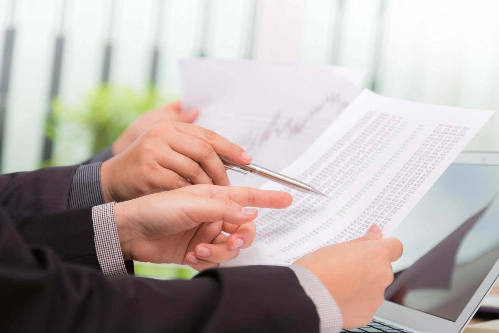 Outils et documents de planification financière disposés sur un bureau moderne