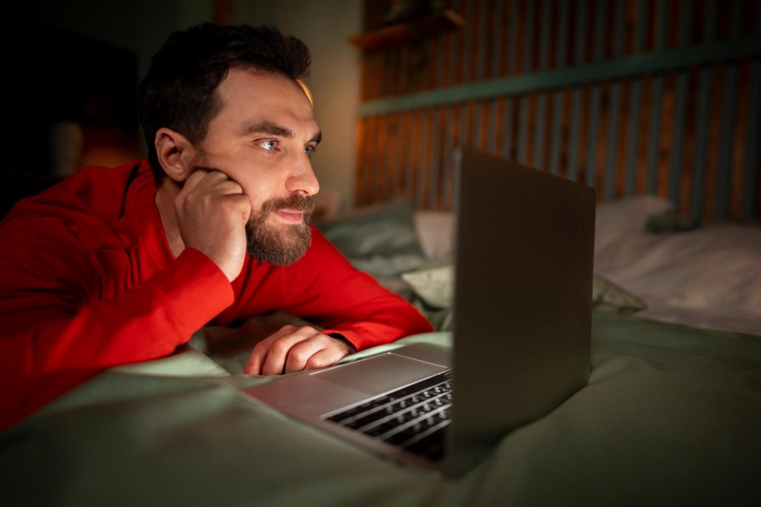 Professionnel analysant des données financières sur écran