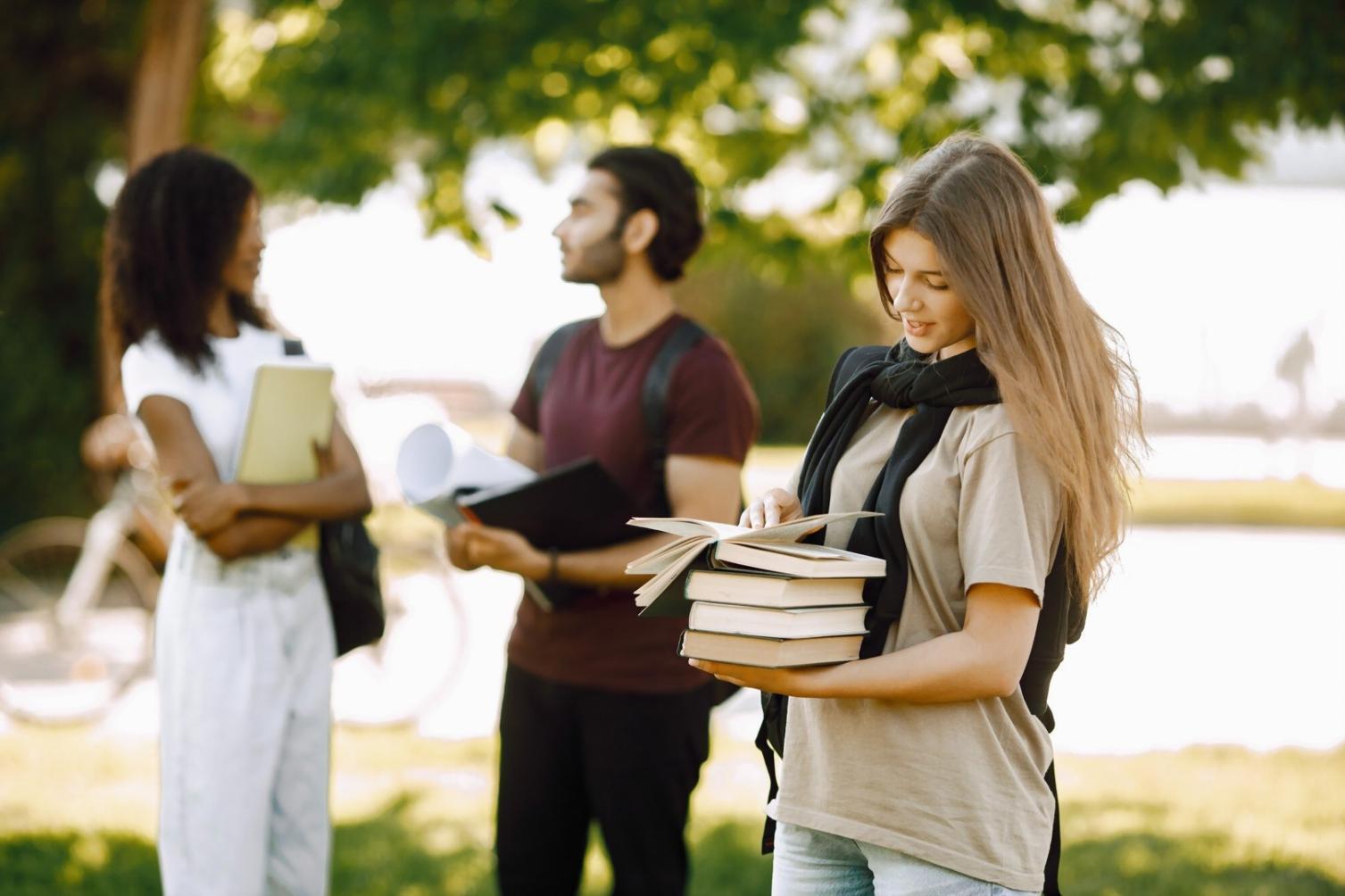 Atelier de formation en entreprise montrant l'analyse collaborative de tableaux de bord financiers