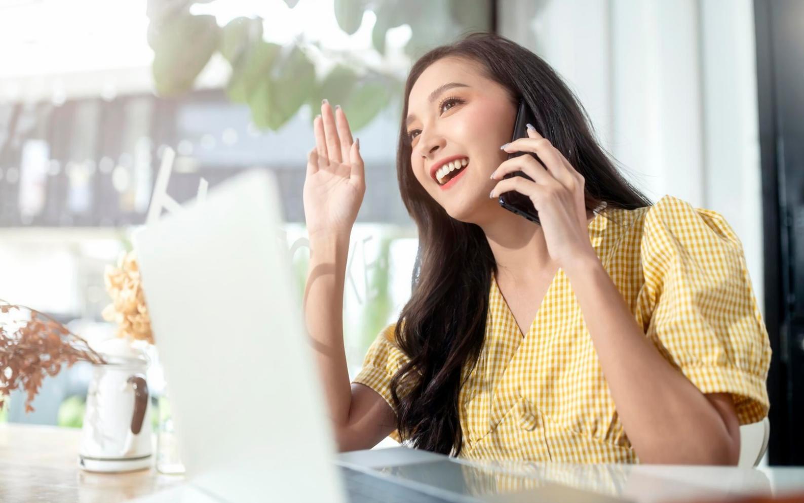 Espace de formation moderne avec participants en session d'optimisation budgétaire