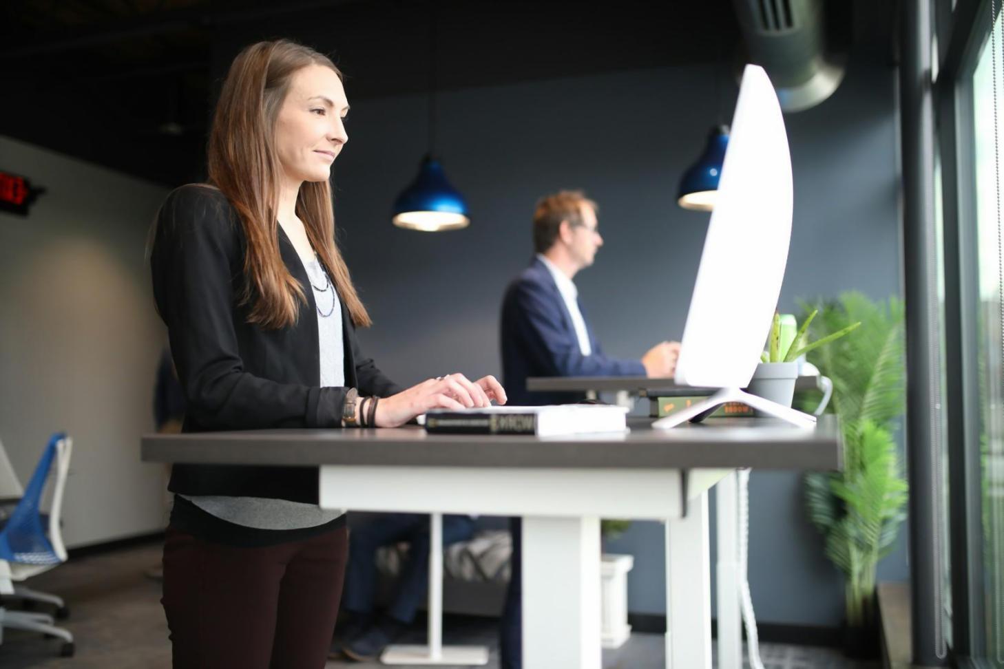 Bureau de consultation financière moderne avec vue sur les documents budgétaires