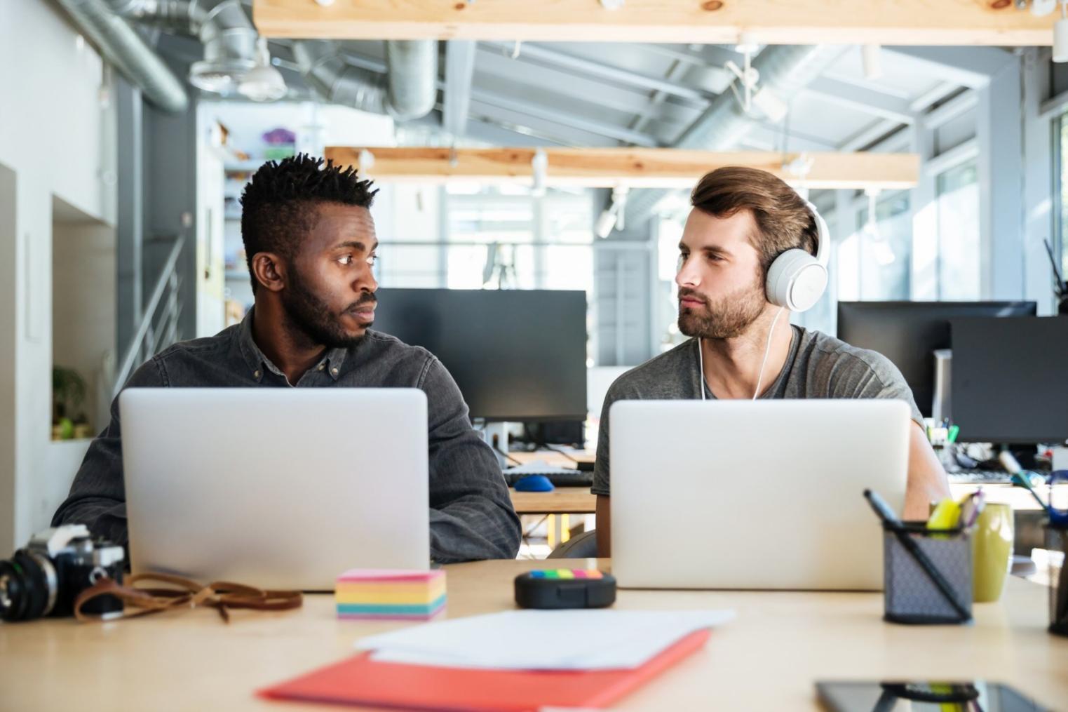 Espace de travail collaboratif avec documents financiers et outils d'analyse